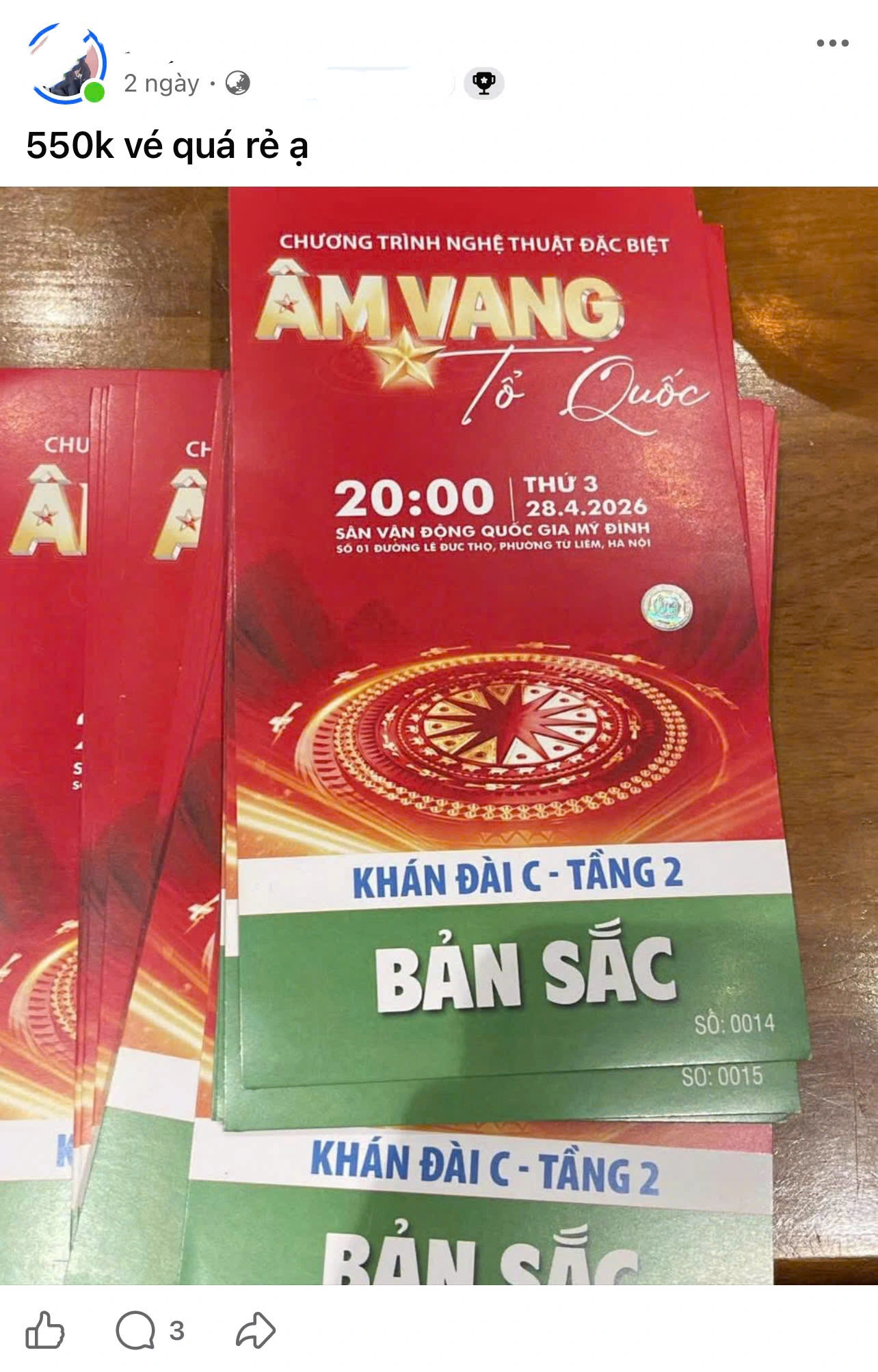 Nhiều tài khoản rao bán vé "Âm vang Tổ quốc" với mức giá từ vài trăm nghìn đồng trên Facebook (Ảnh: Chụp màn hình).