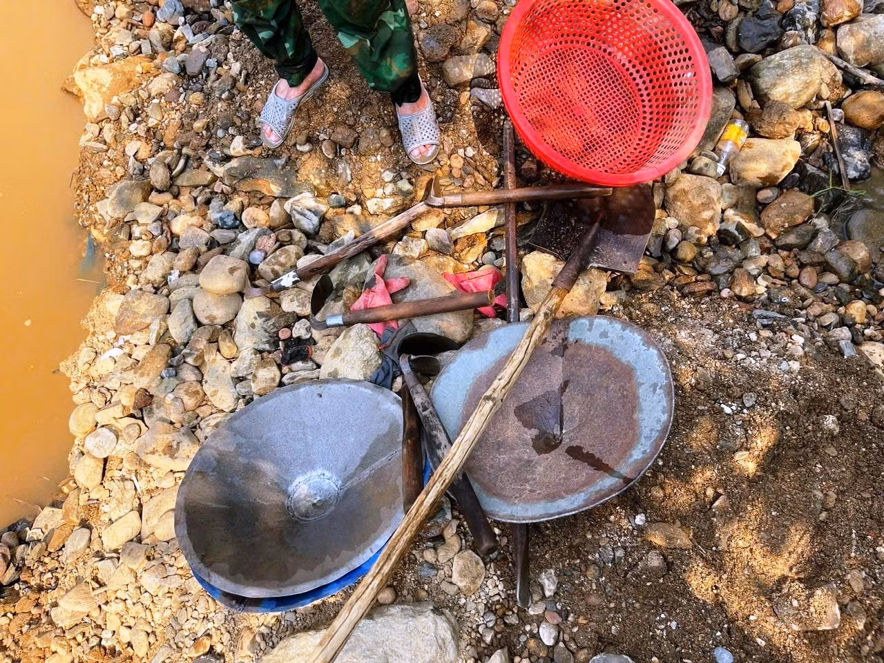 Hệ thống máy móc, dụng cụ đào đãi vàng bị thu giữ, cho thấy mức độ đầu tư bài bản của các nhóm vàng tặc.