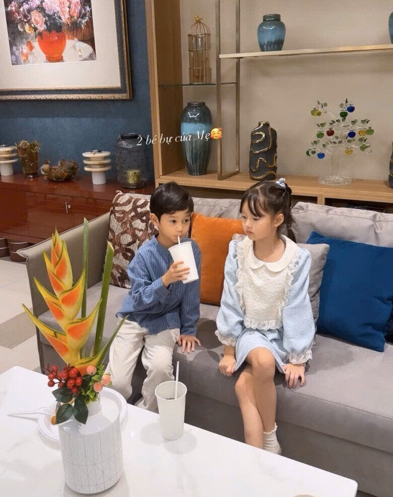 Hình ảnh bố con cùng nhau học bài một cách vui vẻ