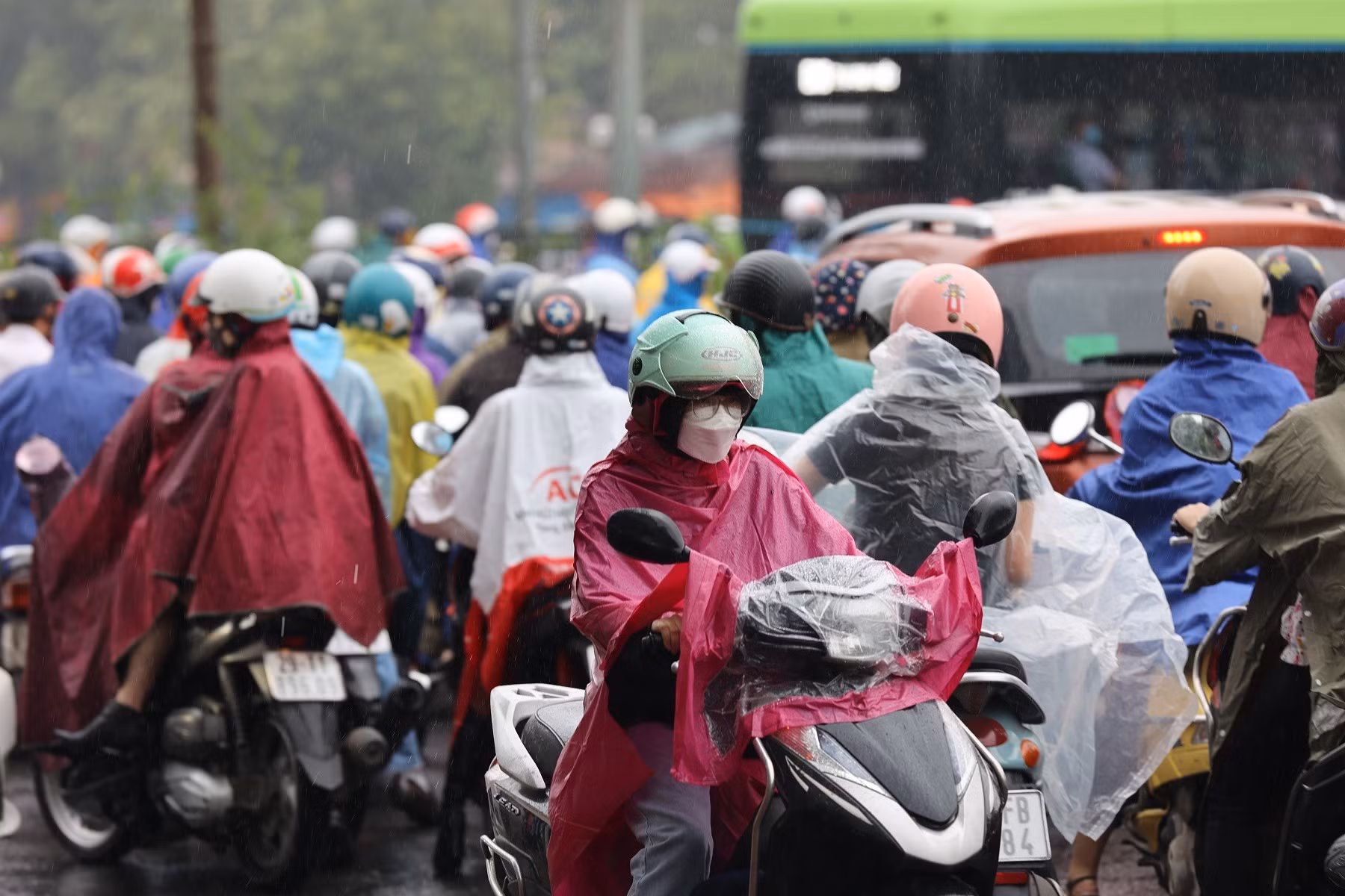 Miền Bắc ghi nhận tình trạng mưa rải rác vào chiều và đêm nay (27/4), gây ảnh hưởng đến giao thông đô thị.