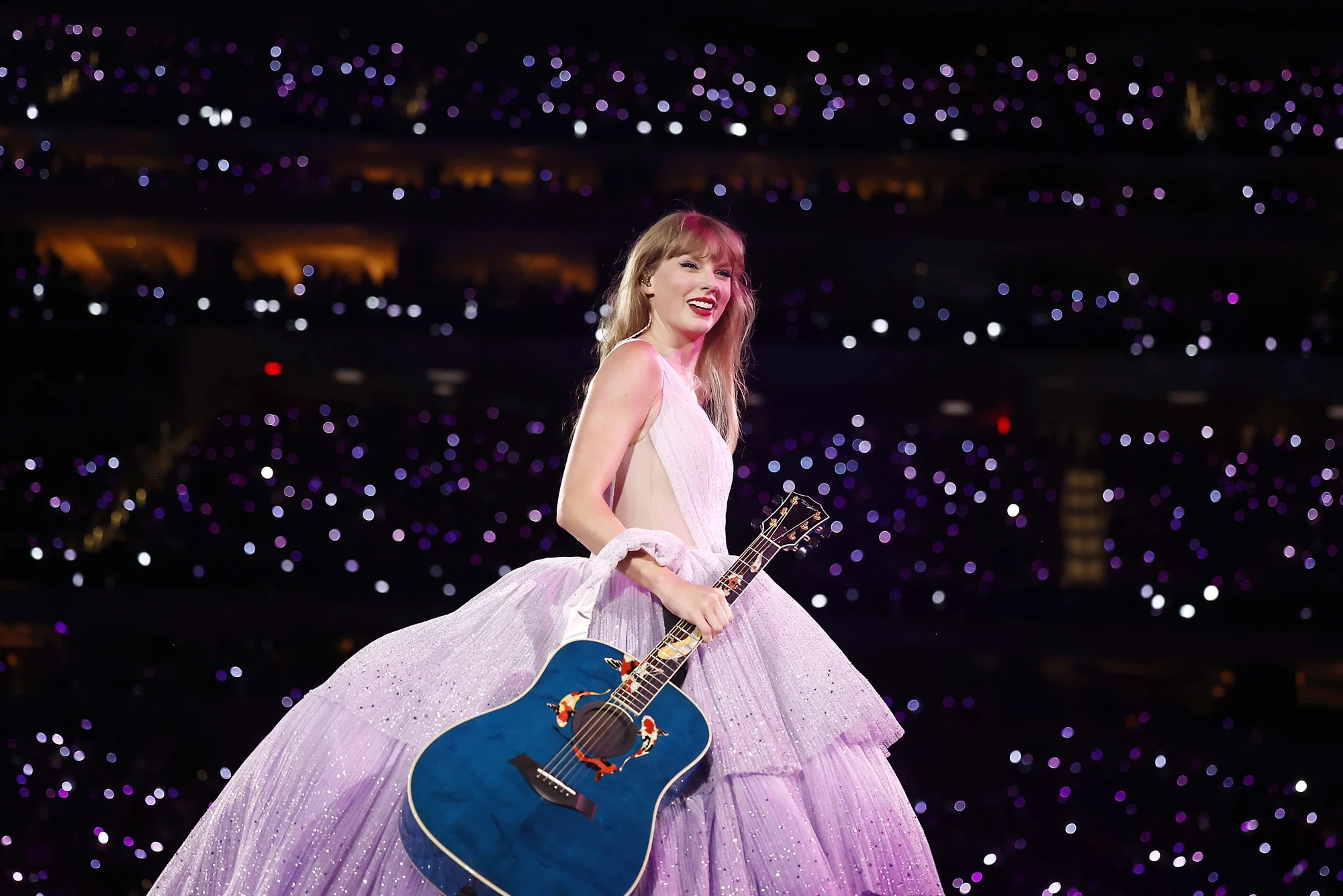 Đỉnh cao danh vọng của Taylor bùng nổ khi tour diễn The Eras Tour mang về doanh thu kỷ lục (ảnh: X)