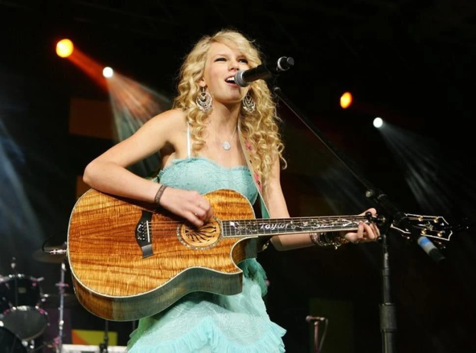 Hình tượng gắn liền với guitar mộc mạc được Taylor lăng xê tối đa trong giai đoạn này (ảnh: X)