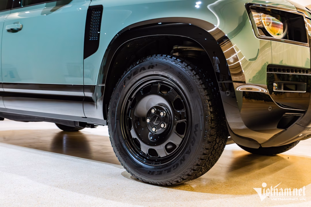 Mâm xe 20 inch và lốp Goodyear Wrangler trên Land Rover Defender Trophy