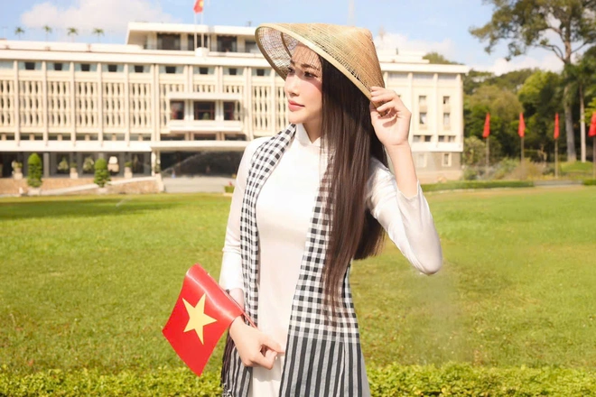 Các bạn trẻ diện áo dài trắng mang đến hình ảnh vừa truyền thống vừa hiện đại, lan tỏa niềm tự hào dân tộc.