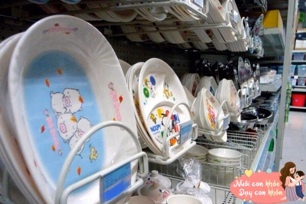 Đừng để vẻ ngoài bắt mắt đánh lừa, hãy kiểm tra chất liệu trước khi mua đồ dùng cho bé.