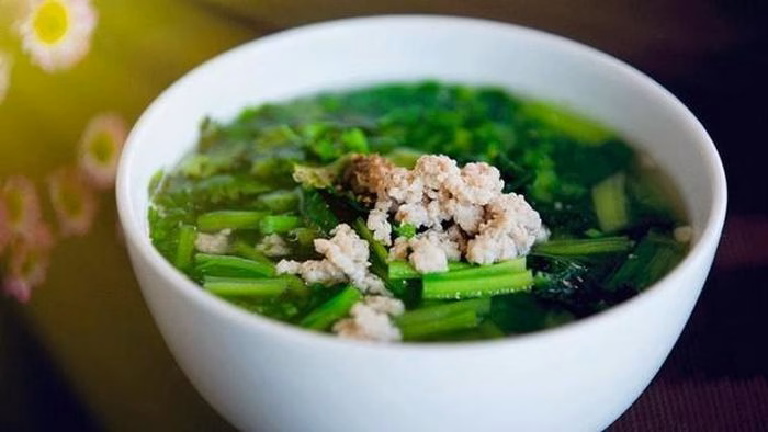 Canh cải thìa thịt băm cung cấp nhiều vitamin và khoáng chất thiết yếu cho cơ thể.