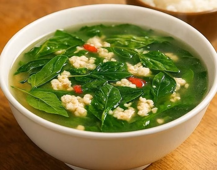 Sự kết hợp giữa tôm và lá ớt tạo nên món canh giàu canxi tuyệt vời.