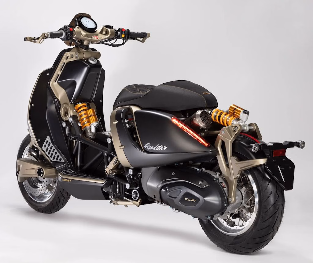 Thiết kế phá cách với cấu trúc cơ khí lộ thiên giúp Italjet Roadster 400 tách biệt hoàn toàn khỏi những mẫu xe tay ga truyền thống trên thị trường.