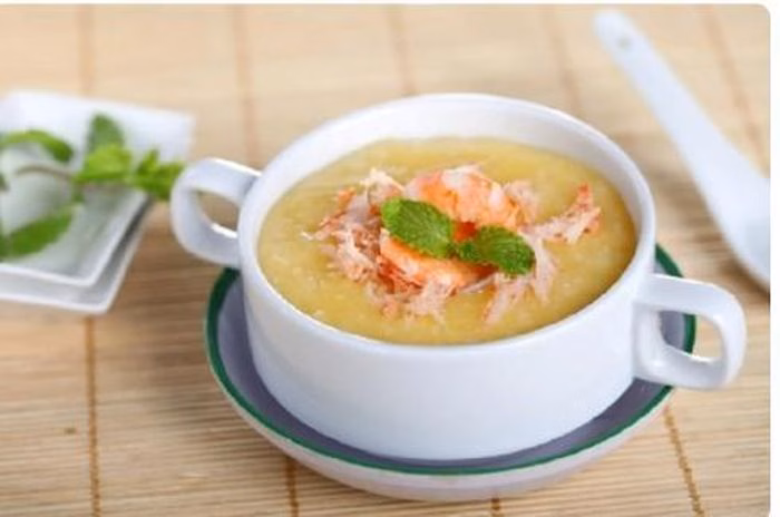 Sự kết hợp giữa tôm và các loại củ giúp món cháo có hương vị thơm ngon, dễ ăn.