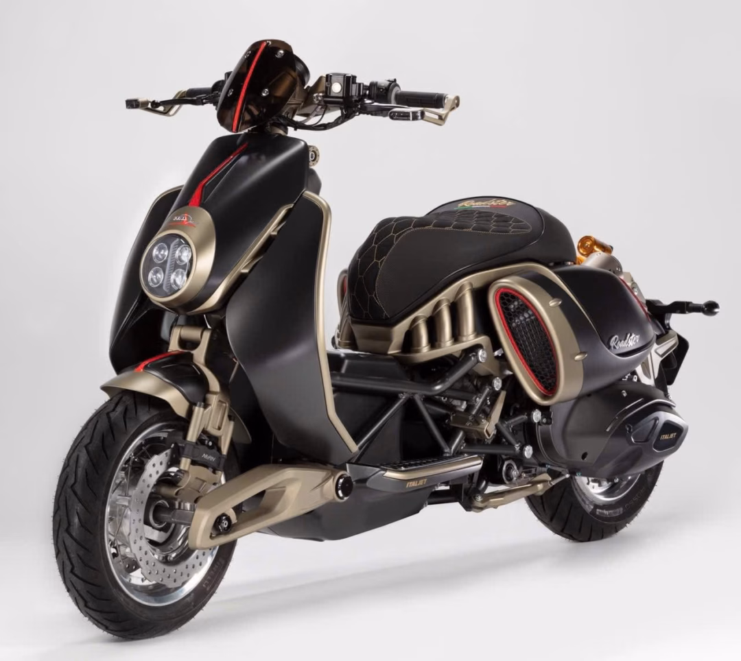 Italjet Roadster 400 Limited Edition với số lượng giới hạn chỉ 777 chiếc trên toàn thế giới, biến nó thành một món tài sản sưu tầm hơn là phương tiện đi lại.