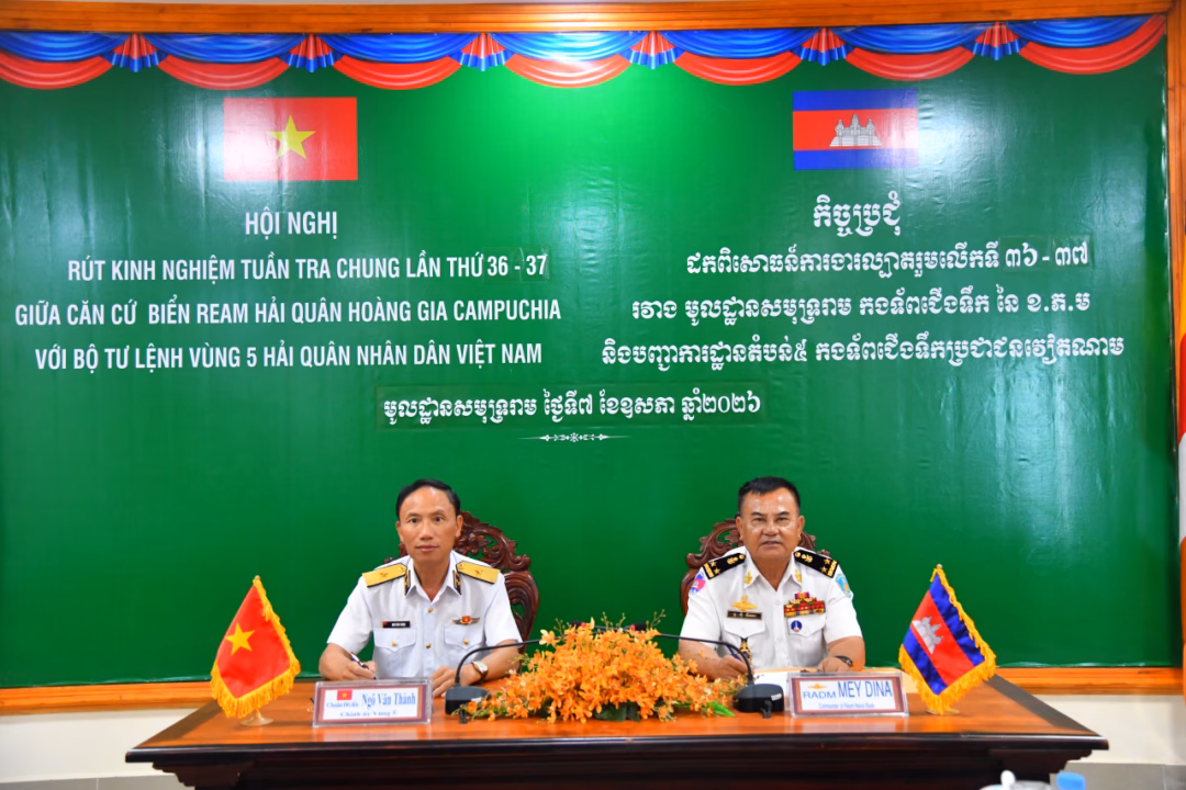 Chuẩn Đô đốc Ngô Văn Thành và Phó Đô đốc May Dina đồng chủ trì hội nghị
