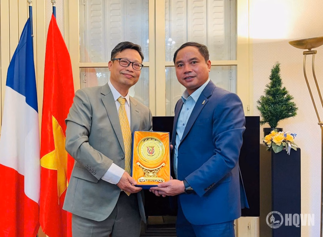 Chuẩn Đô đốc Nguyễn Văn Bách trao quà lưu niệm cho Đại sứ Việt Nam tại Pháp trong khuôn khổ chuyến công tác