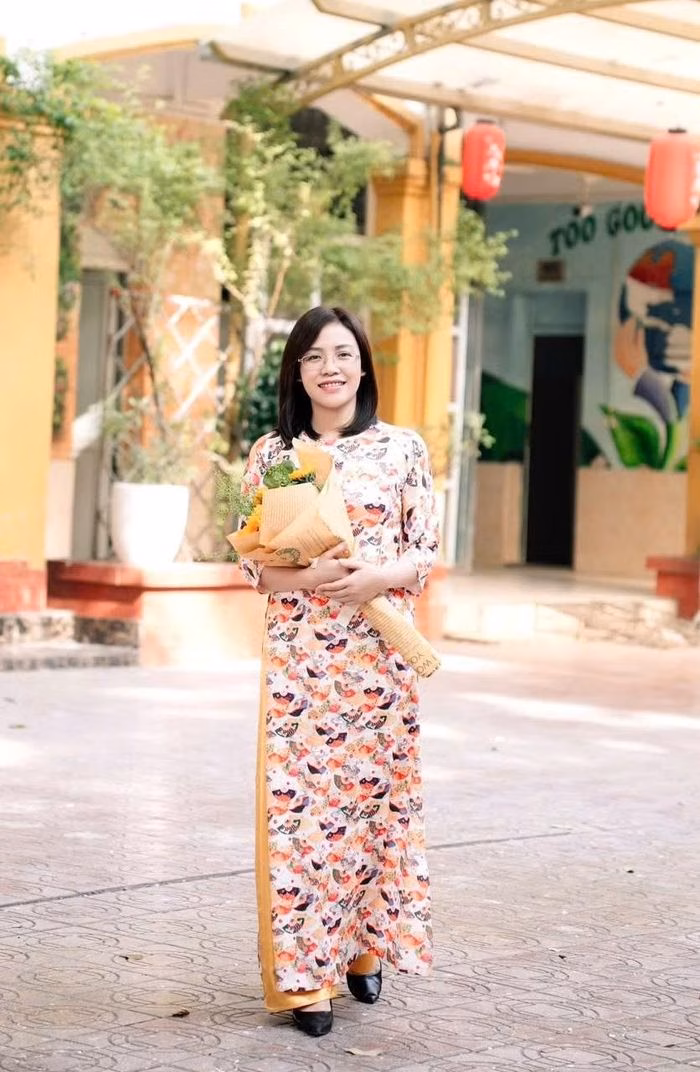 Cô Bùi Thị Ngọc Bích hướng dẫn học sinh cách vận dụng ngữ pháp vào bài đọc hiểu.