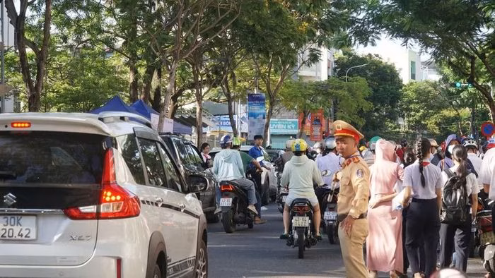 Lực lượng CSGT Công an Đà Nẵng phân luồng đảm bảo an toàn giao thông trước các điểm thi. Ảnh tư liệu