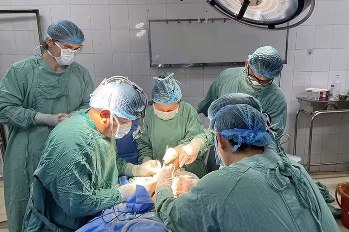 Cứu bệnh nhân bị cắt lìa cẳng chân vì máy cắt cỏ, bác sĩ khuyến cáo về ‘thời gian vàng’