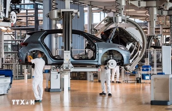 Công nhân vận hành dây chuyền sản xuất xe điện ID 3 của Volkswagen (VW) trong bối cảnh chi phí thuế quan tăng vọt. Ảnh: AFP/TTXVN
