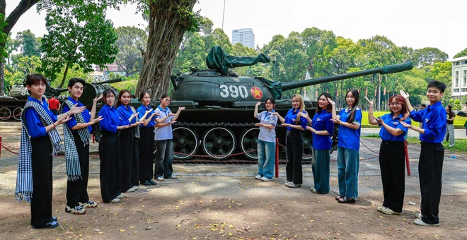 Hình ảnh các bạn sinh viên, đoàn viên thanh niên tham quan Dinh Độc Lập thể hiện tinh thần tự hào dân tộc của thế hệ trẻ.