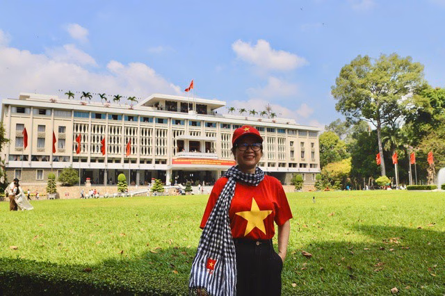 Nhiều gia đình vẫn cố gắng tìm góc chụp ảnh đẹp để lưu giữ kỷ niệm dù thời tiết khá khắc nghiệt.