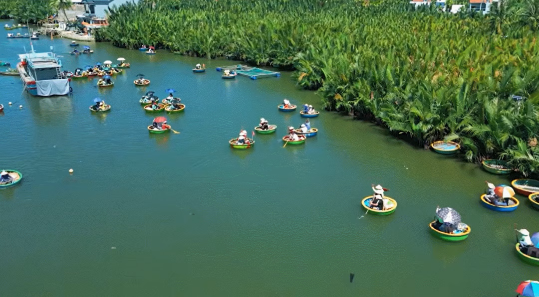 Trải nghiệm thuyền thúng len lỏi trong rừng dừa Bảy Mẫu mang lại cảm giác thú vị cho du khách. Ảnh: Newly Nomad