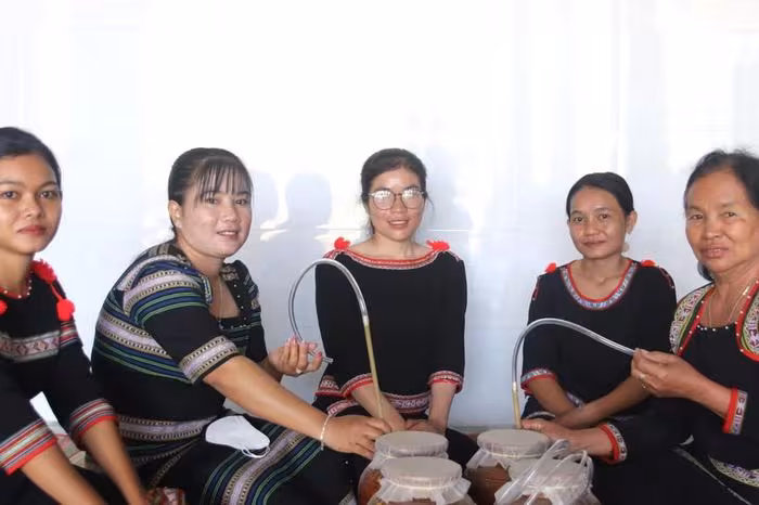 Giữ hồn văn hóa trong ché rượu cần của người Raglai