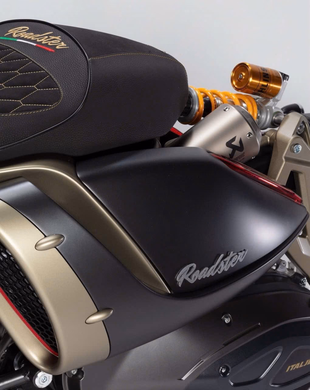 Trang bị phanh đĩa kép và giảm xóc Ohlins đưa Italjet Roadster 400 lên một tầm cao mới về khả năng vận hành trong phân khúc xe tay ga.