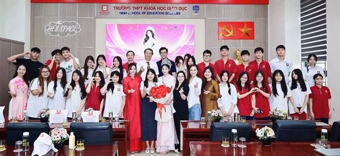 Hình ảnh một Hoa hậu vừa tích cực chuẩn bị cho đấu trường quốc tế, vừa chăm chỉ học tập đã nhận được nhiều sự ủng hộ từ cộng đồng.