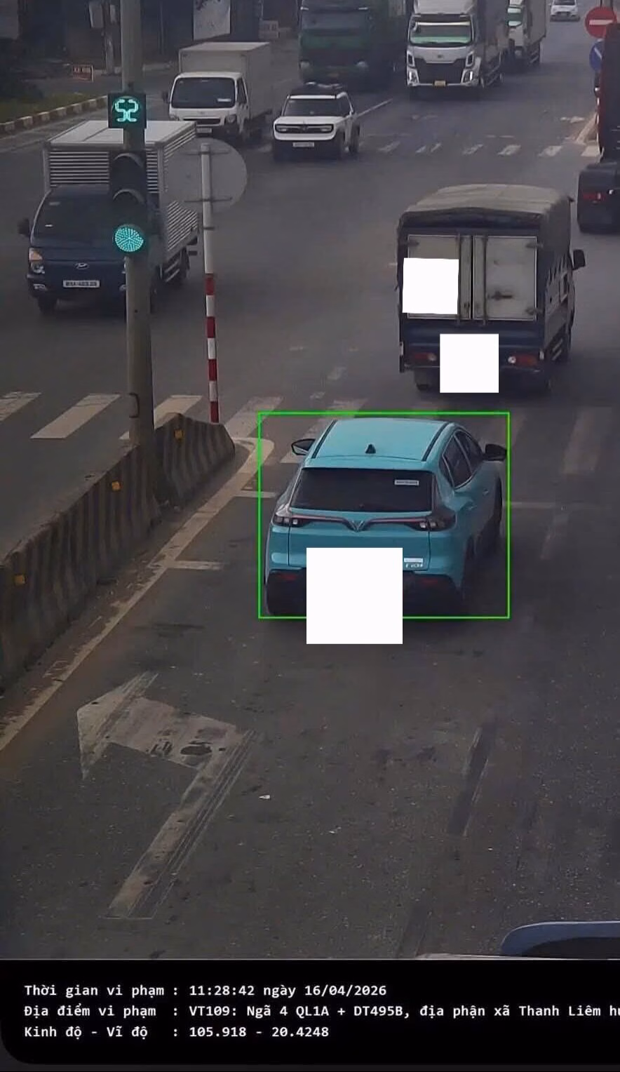 Camera AI ghi hình chính xác thời điểm phương tiện đi sai làn quy định