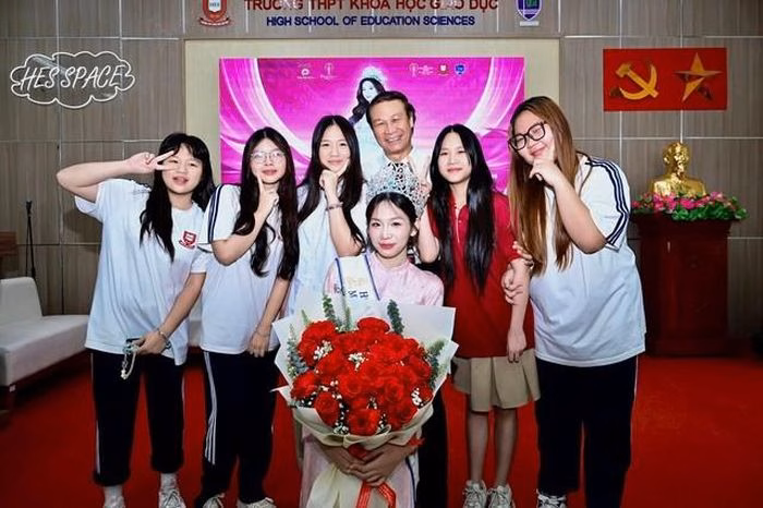 Hoa hậu Hà Linh và NSND Nguyễn Hải chụp ảnh kỷ niệm cùng các bạn học sinh.