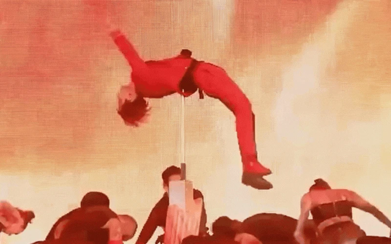 Jackson Wang thực hiện ảo thuật đâm xuyên người tại Coachella 2023