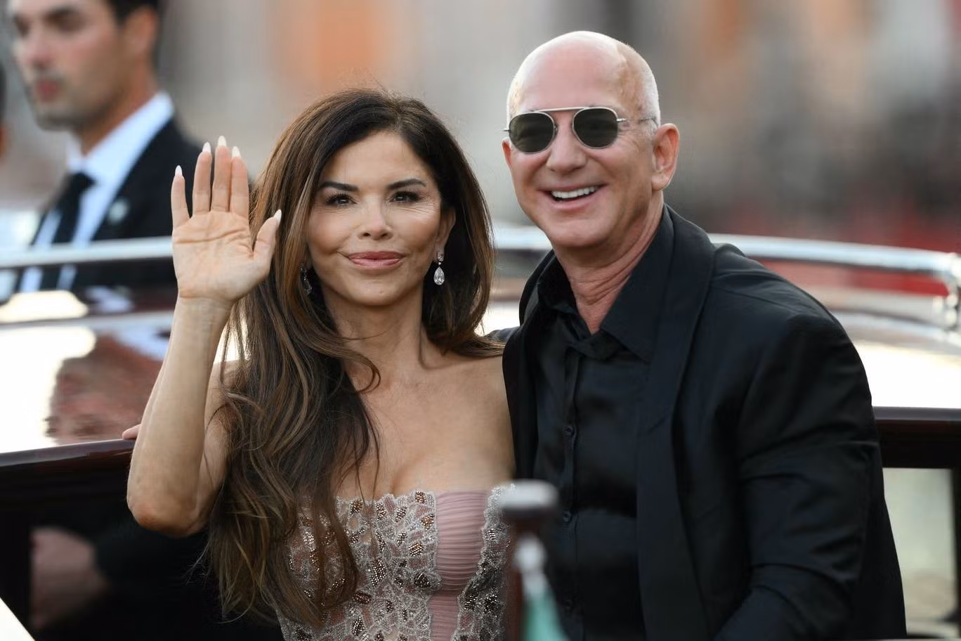 Jeff Bezos và Lauren Sánchez gây tranh cãi khi đảm nhiệm vai trò nhà tài trợ chính và đồng chủ tịch danh dự của Met Gala. Ảnh: AFP/Getty.