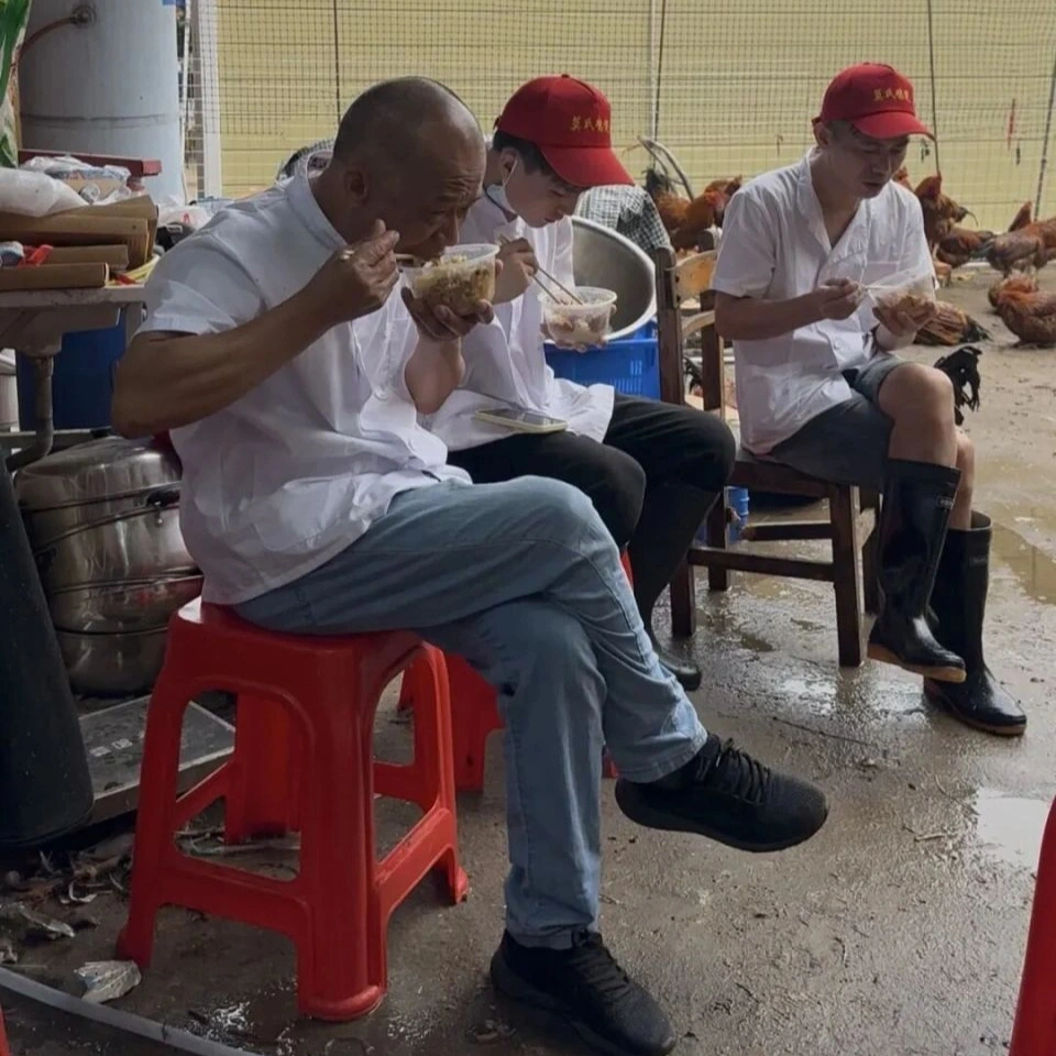 Sự hỗ trợ từ cộng đồng và chính quyền địa phương đã giúp quán vận hành trơn tru hơn trong giai đoạn cao điểm (Ảnh: News).