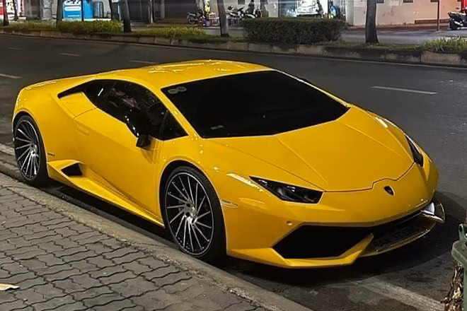 Chiếc Lamborghini Huracan LP610-4 tại Việt Nam nổi bật với bộ mâm Vossen đa chấu kép và lớp sơn đổi màu vàng. Ảnh: Quốc Hào