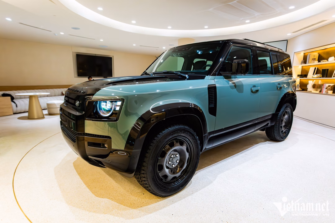 Sắc xanh Keswick Green kết hợp chi tiết đen tạo nên diện mạo hầm hố cho Defender Trophy