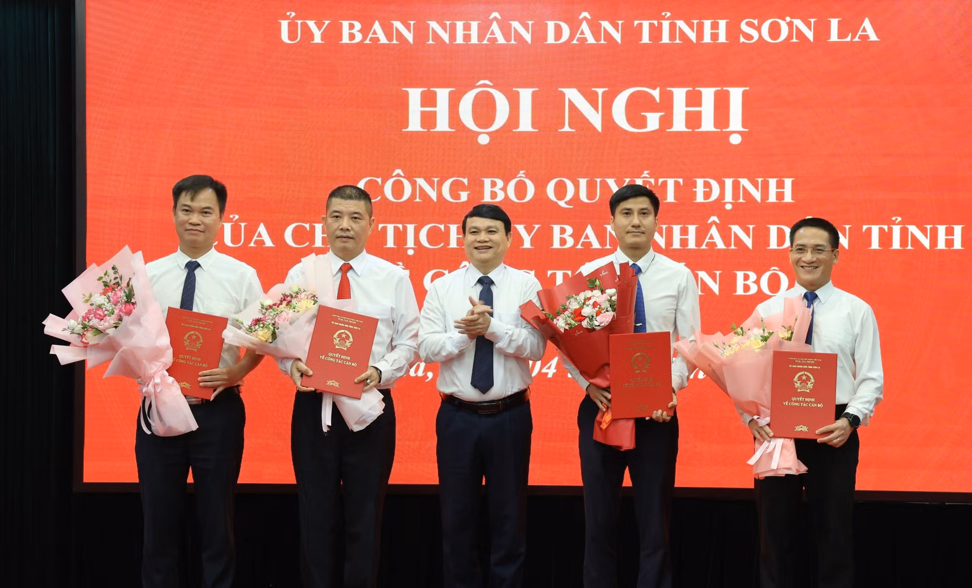 Ông Đặng Ngọc Hậu trao quyết định bổ nhiệm kiện toàn nhân sự cấp sở.