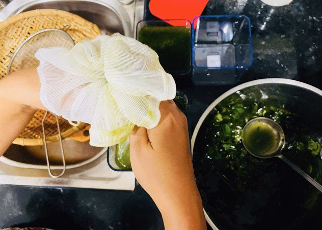 Bước 3: Lọc hỗn hợp qua rây để loại bỏ hoàn toàn bã, thu được phần nước sánh mịn.