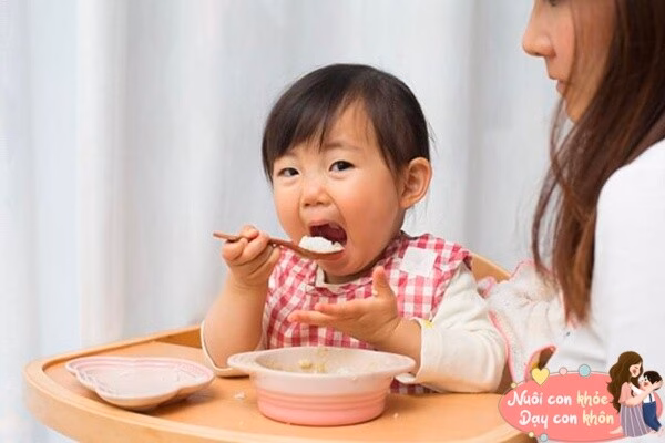 Sử dụng chất liệu silicone hoặc thép không gỉ là lựa chọn tối ưu cho trẻ ăn dặm.