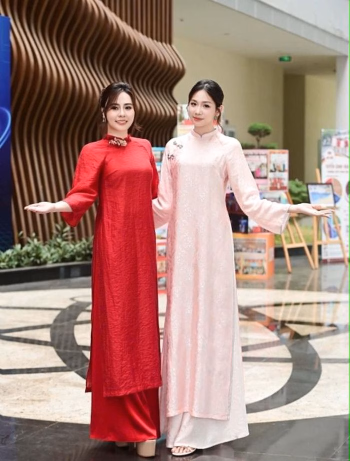 Mrs Grand International Phan Kim Oanh (áo dài đỏ) đồng hành cùng Hoa hậu Hà Linh về trường cũ, trao quà tri ân thầy cô.