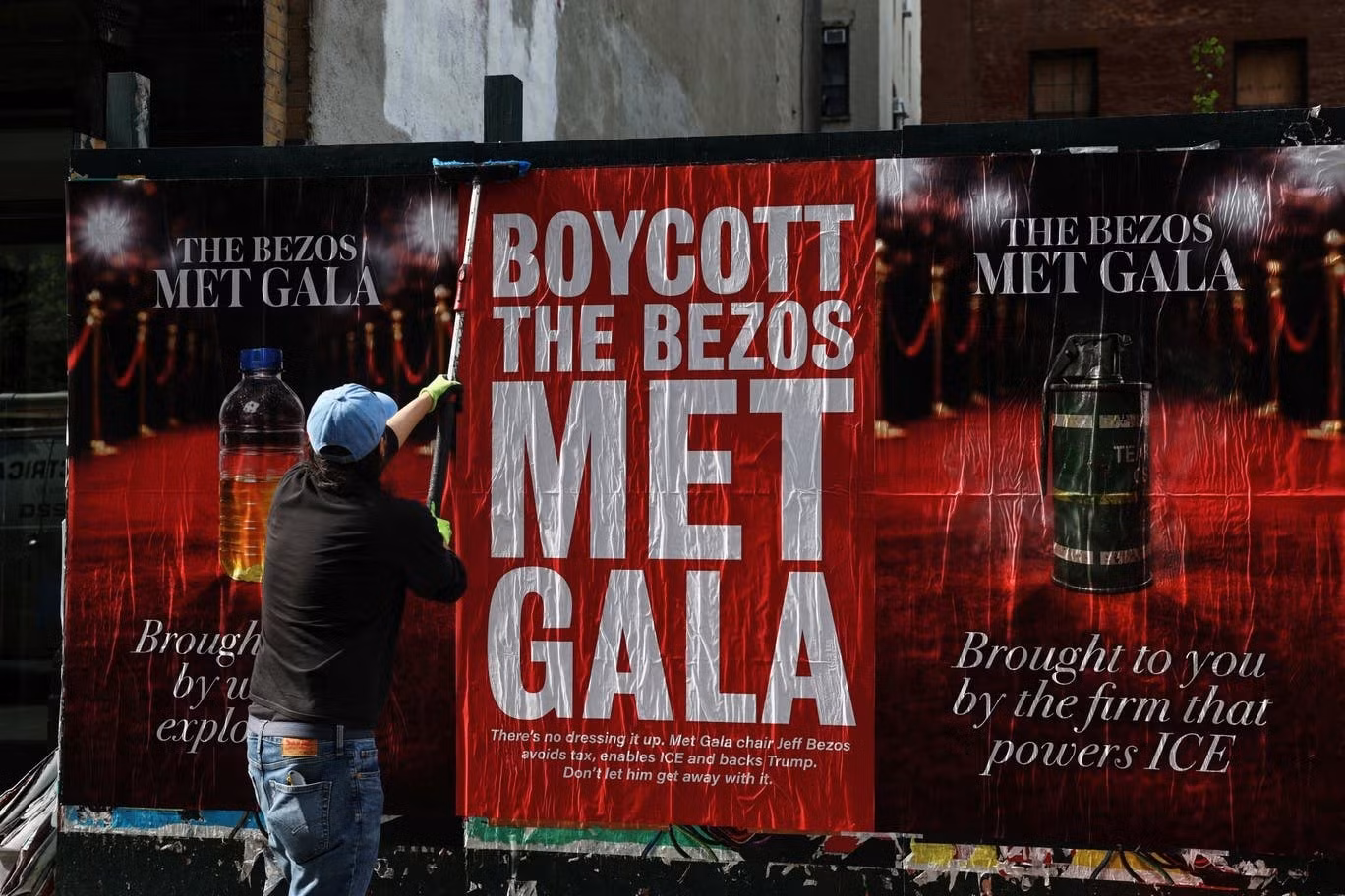 Chiến dịch phản đối việc Jeff Bezos tài trợ cho Met Gala diễn ra sôi nổi tại New York bởi nhóm Everyone Hates Elon. Ảnh: Reuters.