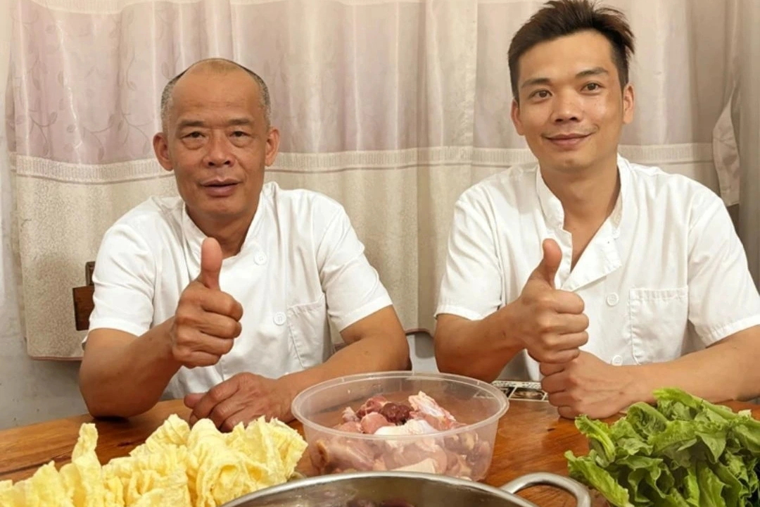 Ông Mạc (chủ quán lẩu gà) và con trai cùng phối hợp đẩy mạnh kênh bán hàng trực tuyến (Ảnh: News).