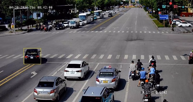 Một trường hợp điển hình bị phạt nguội do không chấp hành vạch kẻ đường dù đèn tín hiệu đang xanh. Ảnh: CSGT Bắc Ninh
