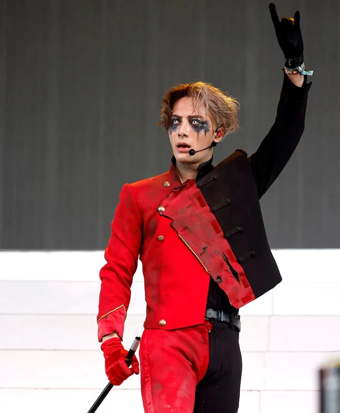 Diện mạo ma mị, đậm chất kịch nghệ giúp Jackson Wang làm chủ hoàn toàn sân khấu Coachella.