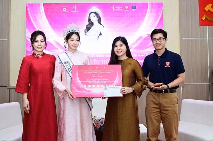 Hà Linh chuẩn bị những phần quà ý nghĩa gửi tặng Ban giám hiệu và các thầy cô giáo như lời cảm ơn chân thành.