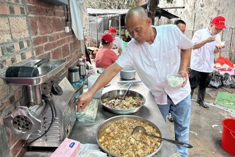 Sự tỉ mỉ trong khâu chọn lọc dược liệu chính là chìa khóa tạo nên chất lượng cho món lẩu gà hầm thuốc bắc (Ảnh: News).