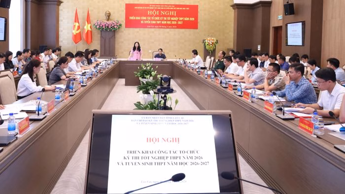 Quang cảnh hội nghị triển khai công tác tổ chức thi tốt nghiệp THPT 2026 tại Lào Cai.