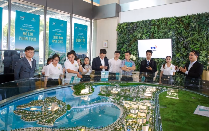 Nhà đầu tư phân tích quy hoạch chiến lược của dự án Selavia tại khu vực Vịnh Đầm, Nam Phú Quốc.