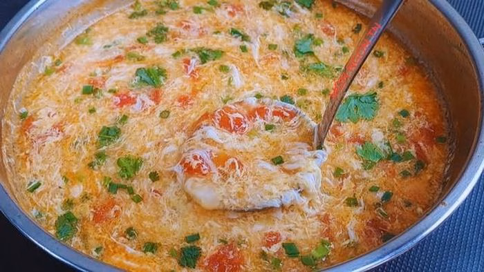 Súp nấm cà chua trứng là lựa chọn tuyệt vời để kích thích vị giác cho bệnh nhân truyền hóa chất.