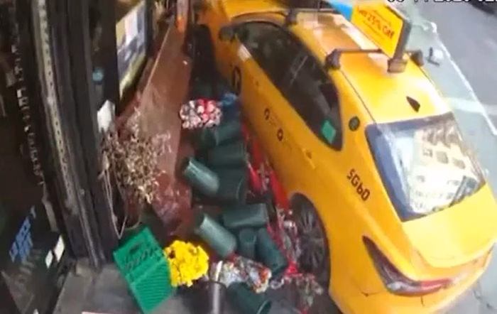 Hình ảnh trích xuất từ camera an ninh ghi lại khoảnh khắc taxi mất lái lao thẳng lên vỉa hè.