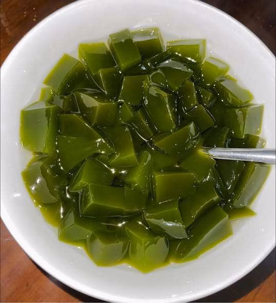 Thành phẩm thạch sương sâm mát lạnh, sẵn sàng để thưởng thức cùng nước đường và cốt dừa.