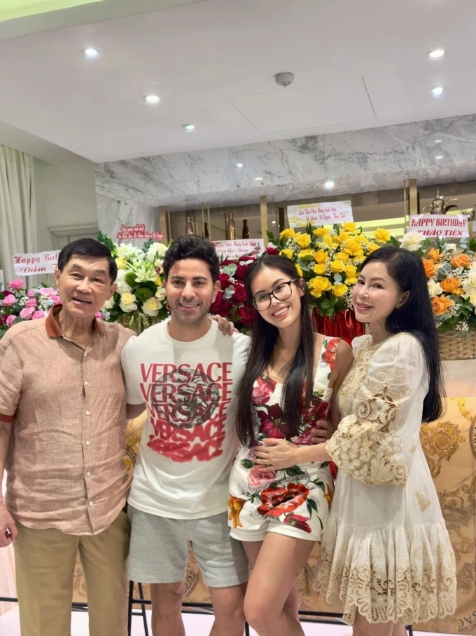 Tiên Nguyễn tận hưởng những giây phút quý giá bên gia đình trong ngày sinh nhật.
