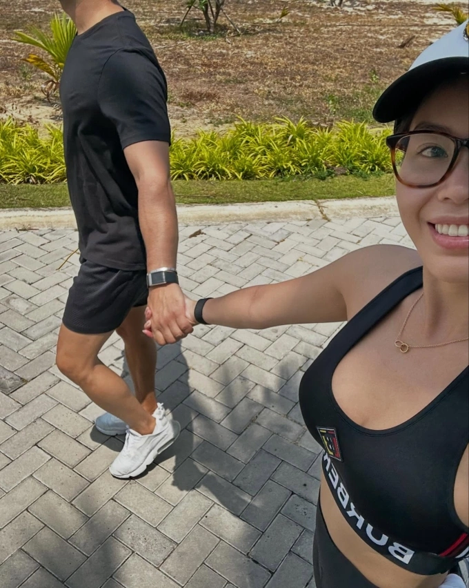 Sự gắn kết bền chặt của Tiên Nguyễn và Justin Cohen qua những hành trình cùng nhau.